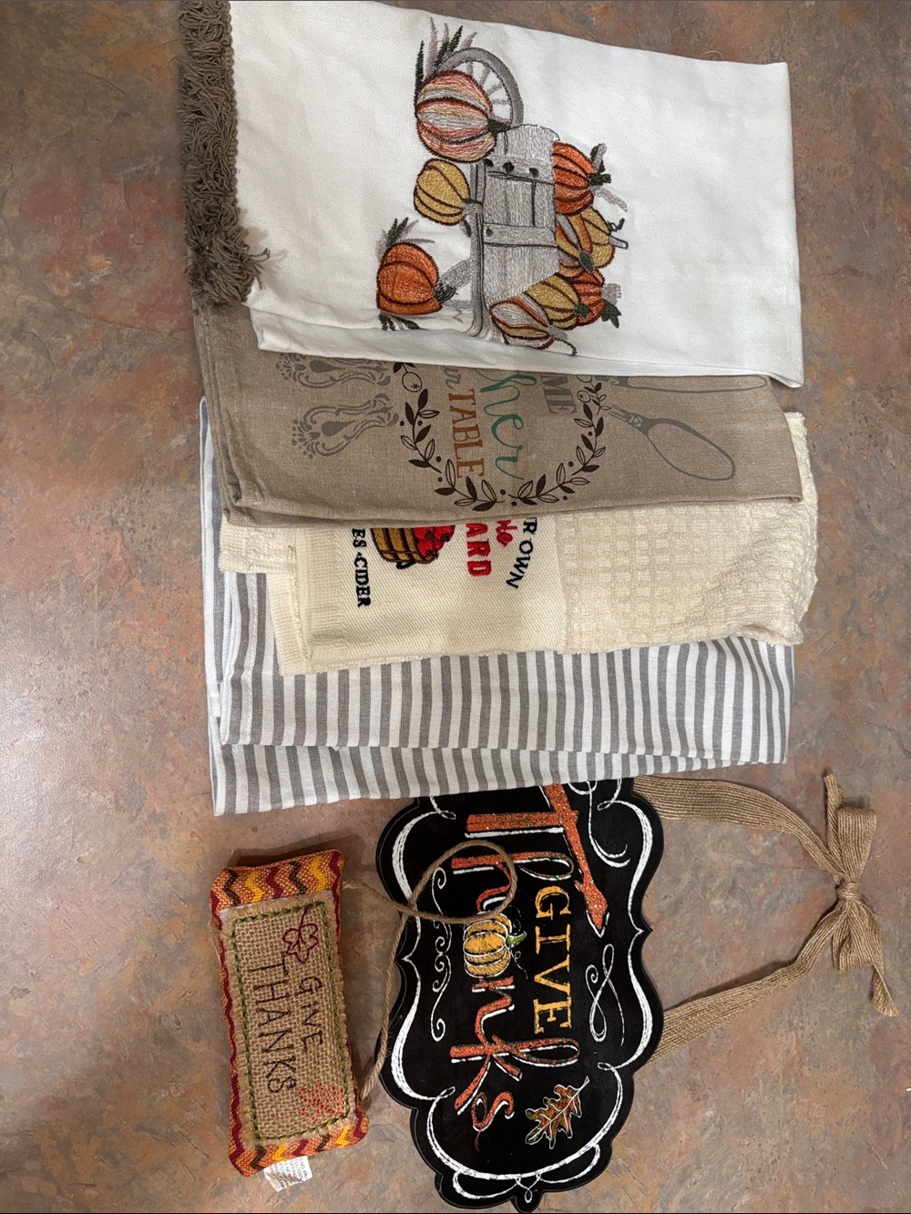 4 thanksgiving designed dish towels. 2 thanksgiving designed signage.